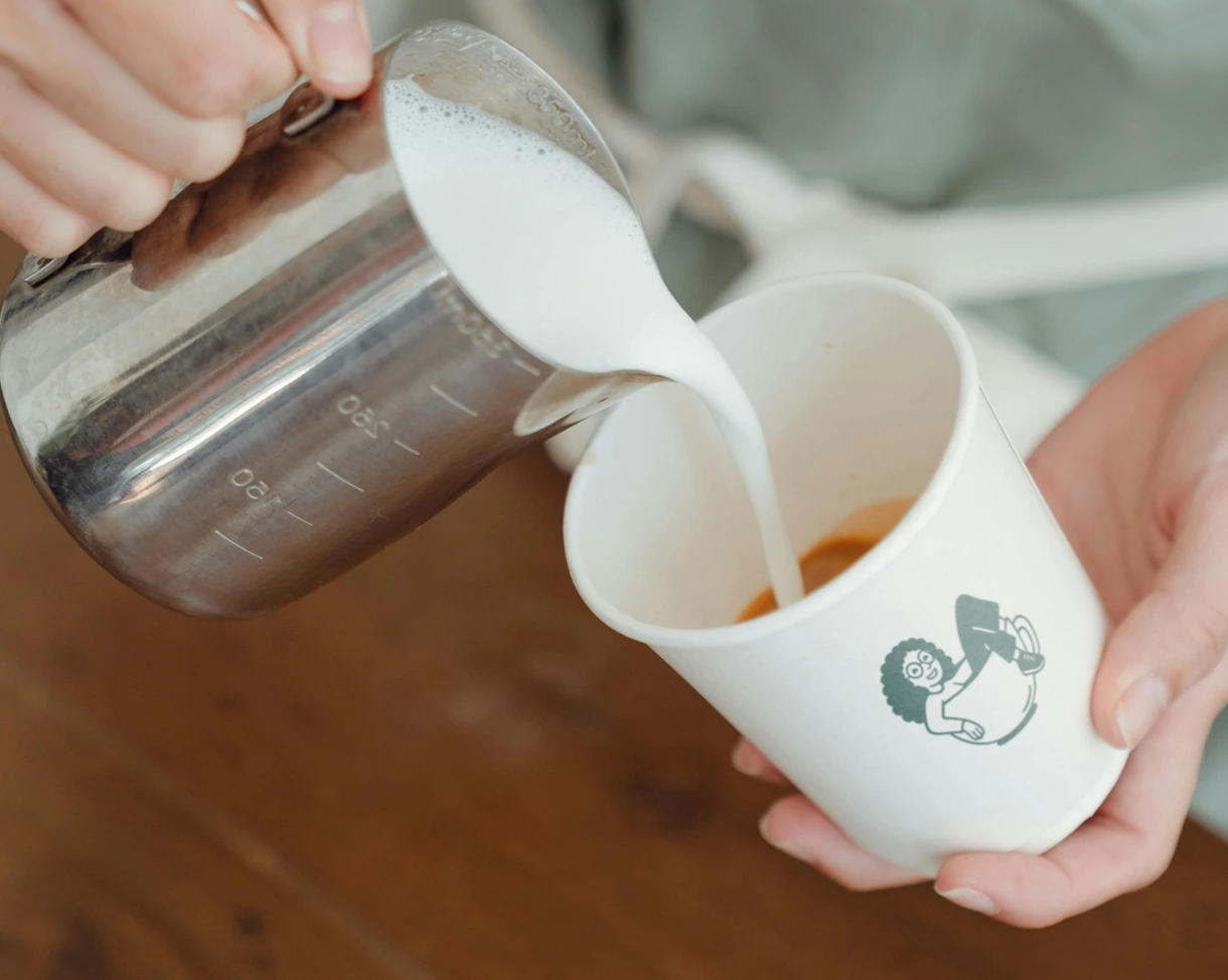 Curso de café de Cafeteando con Mai con preparación de espresso y bebidas con leche.